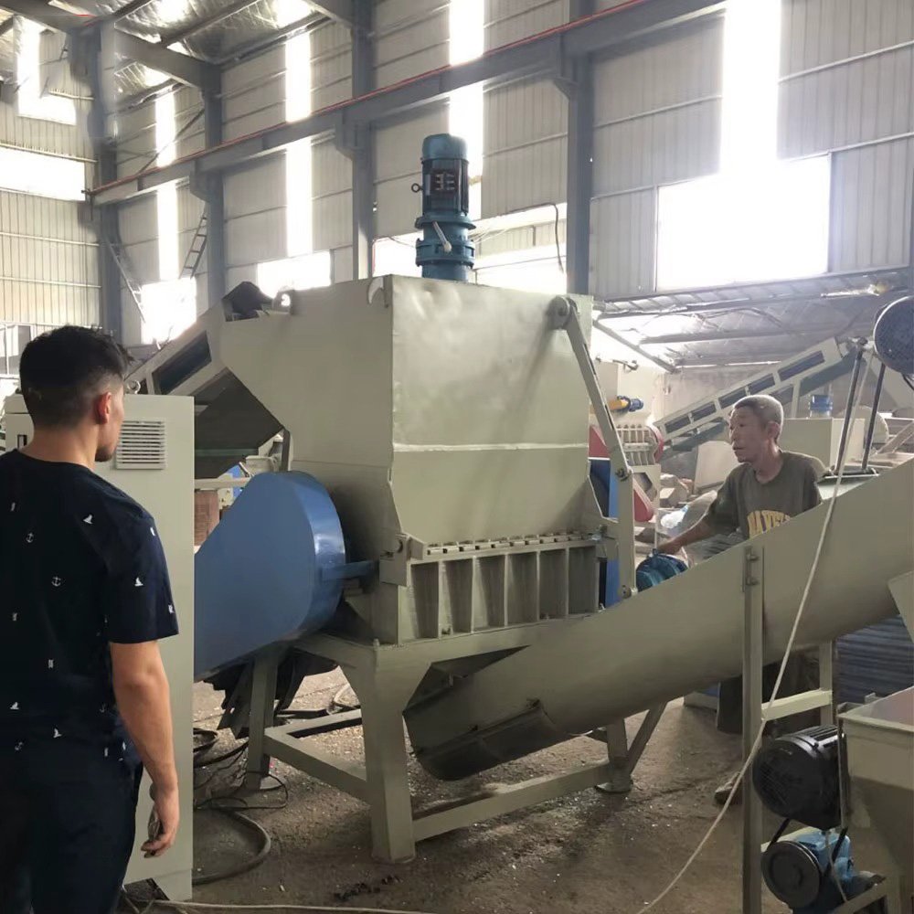 Industrial plastic shredder machine processing plastic waste