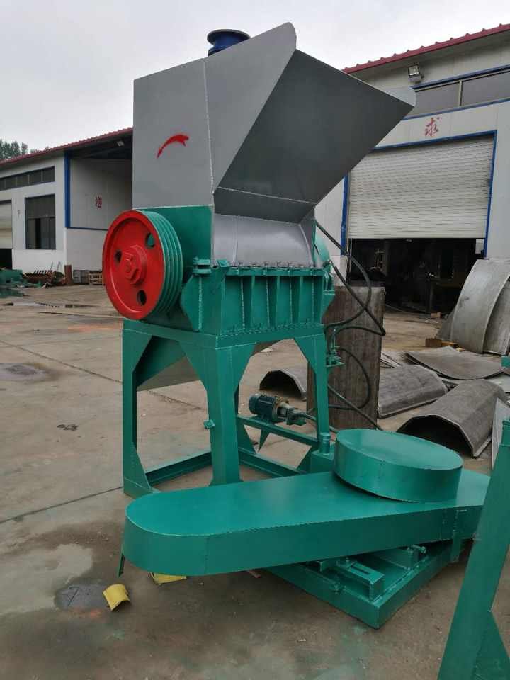 Plastic Shredder Solutions: Transforming Agricultural Waste Management in Philippine Banana and Pineapple Plantations 3 Industrial plastic shredder processing agricultural waste in Philippine banana plantation
