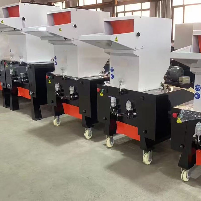 Shredding Equipment for Logistics and Warehousing Centers 5 Various types of plastic shredder machines in a showroom