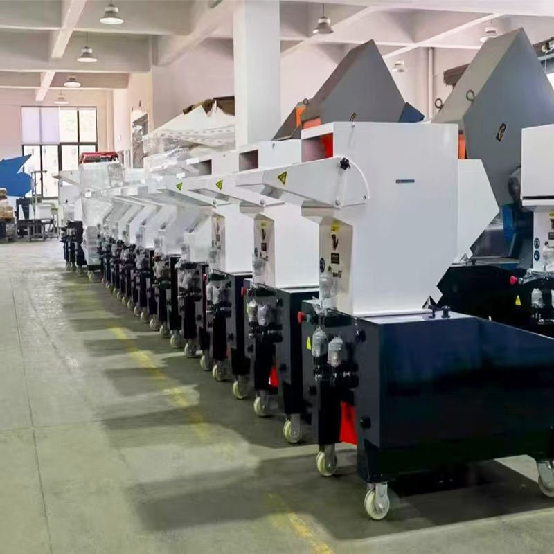 Shredding Equipment for Logistics and Warehousing Centers 3 Various types of plastic shredder machines in a showroom