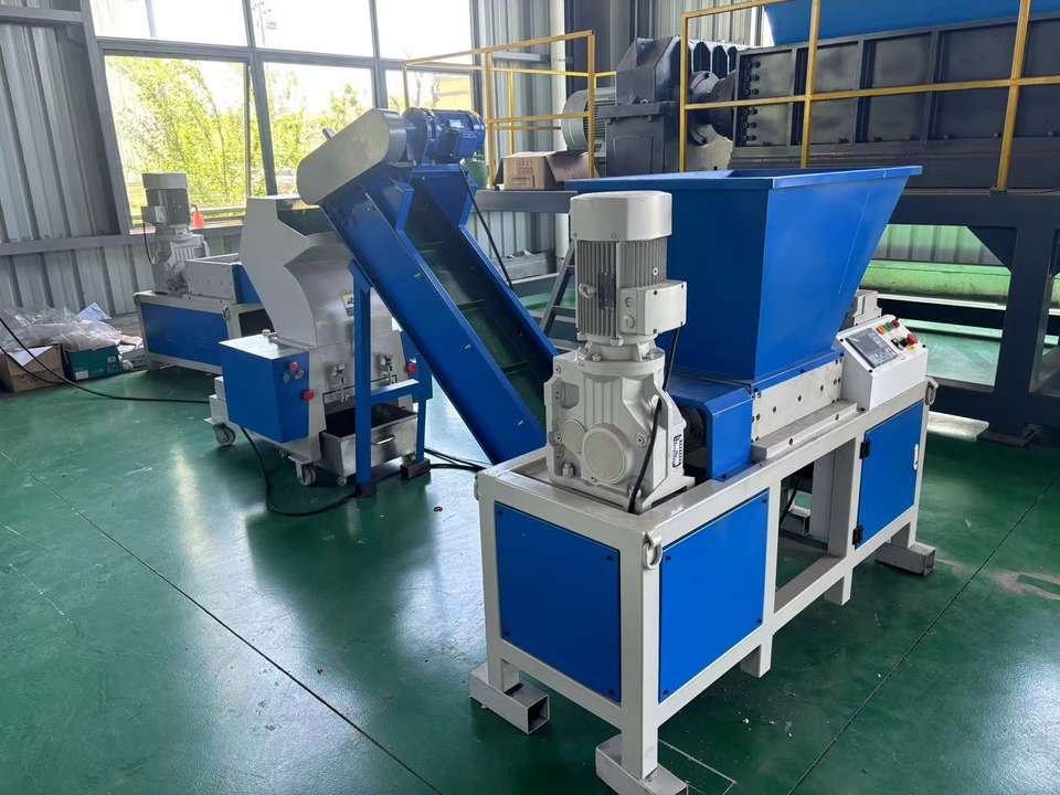 Shredding Equipment for Logistics and Warehousing Centers 6 Various types of plastic shredder machines in a showroom