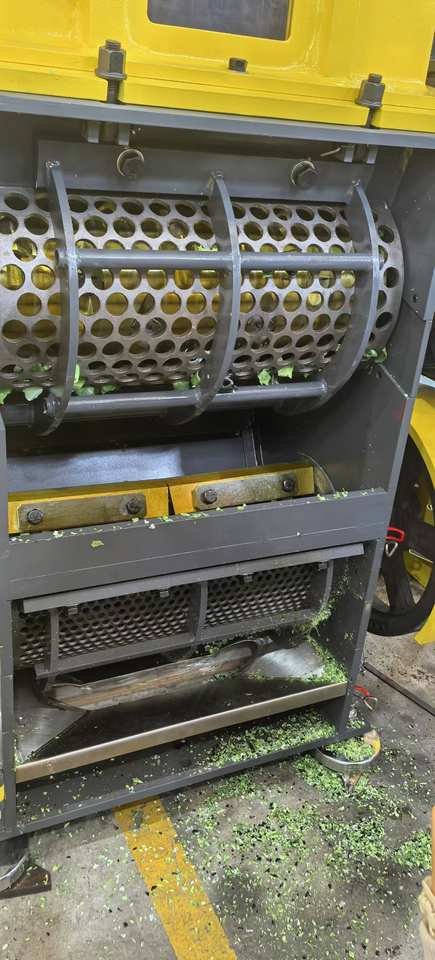 Diagram showing torque application in a plastic shredder with rotating blades